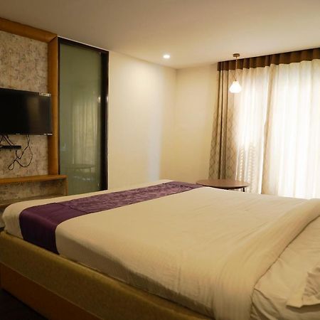 היידראבד Golden Lotus Hotel מראה חיצוני תמונה